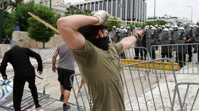 Vor dem Parlamentsgebäude in Athen kam es zu Zusammenstößen zwischen Demonstranten und der Polizei.