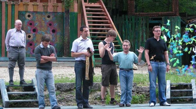 Theater auf der Naturtheater-Bühne: Im »Schwäbischen Sommernachtstraum« üben Handwerker eine Tragödie ein. FOTOS: PR