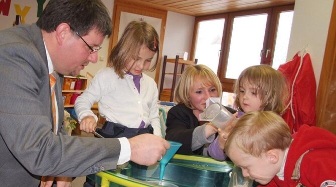 Kinderbetreuung ist Chefsache: OB Dr. Ulrich Fiedler experimentiert im Kinderhaus Kelternstraße mit Kleinen. ARCHIVFOTO: SANDER