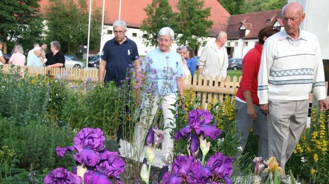 Bei der Eröffnung des mittelalterlichen Kräutergartens in Offenhausen war das Interesse groß. FOTO: LEIPPERT