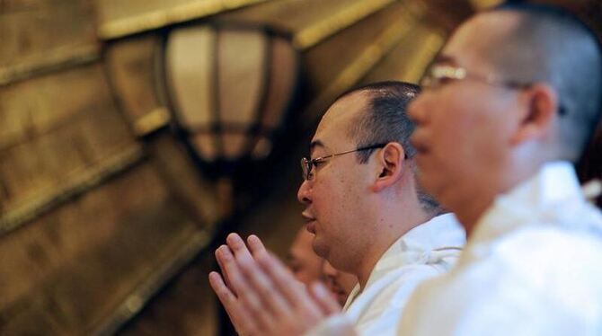 Buddhistische Mönche im Tokioter Joen-Tempel beten für die Opfer des 11. März. 