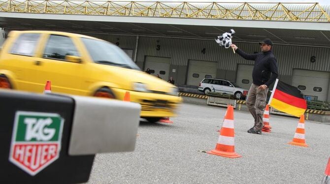 Am Ziel: Michael Baisch winkt einen Fiat 500 durchs Ziel.  FOTO: LEISTER