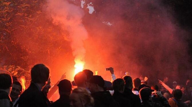 Erstmals haben radikale Fußball-Fans eine Facebook-Party aufgemischt. 16 Verletzte und ein Großeinsatz der Polizei in Wuppert