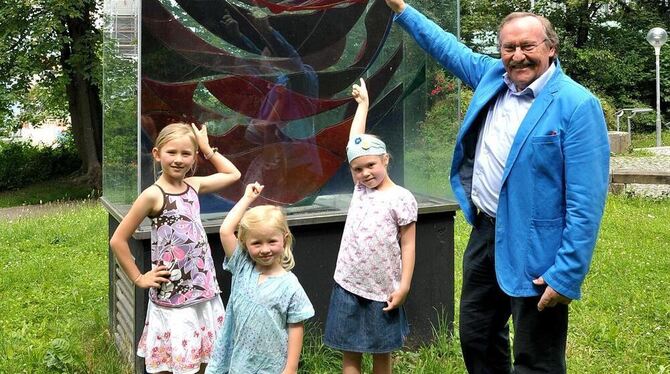 Ulrich Lukaszewitz mit Kunstfans etwas jüngeren Semesters vor der Schall schen Rose an der Listhalle. Der Scheinwerfer, der das