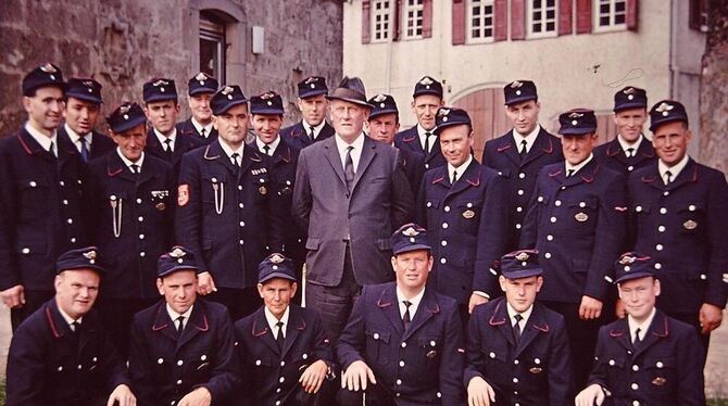 Die Freiwillige Feuerwehr Kohlstetten im Jahr 1967 mit Kommandant Erwin Reitter, mittendrin Bürgermeister Christian Spohn. FOTO: