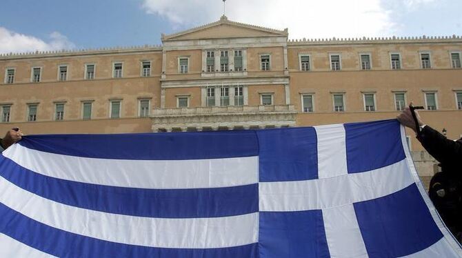 Die griechische Flagge vor dem Parlament in Athen.