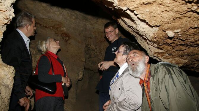 Vorsicht Kopf. Viele nutzten die Gelegenheit, sich die Olgahöhle anzuschauen.  FOTO: LPT