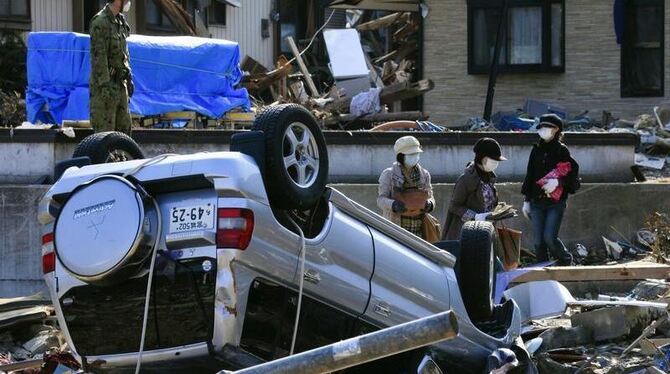 Zerstörte Häuser, umgestürzte Fahrzeuge: Der Tsunami hinterließ eine Spur der Verwüstung.