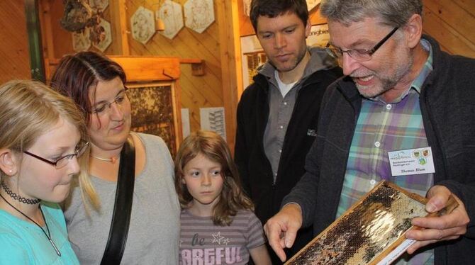 Thomas Blum vom Reutlinger Imker-Verein gibt sein Fachwissen gerne an Besucher des Bienenhauses auf der »Pomo« weiter.  FOTO: ST