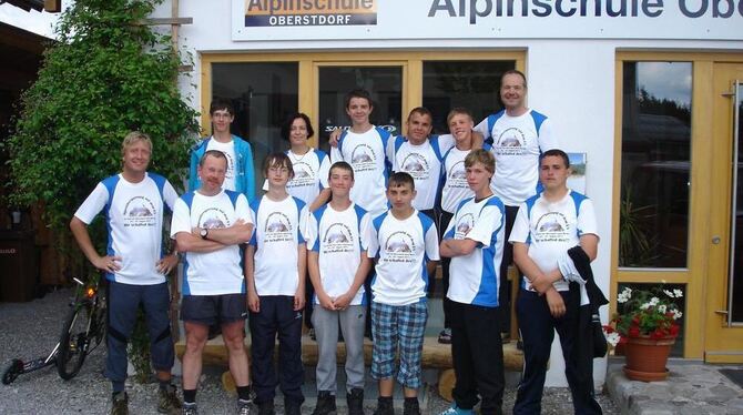 Trainieren für die Alpenüberquerung: Jugendliche aus Münsingen mit ihren Betreuern vor der Alpinschule Oberstdorf. FOTO: PR