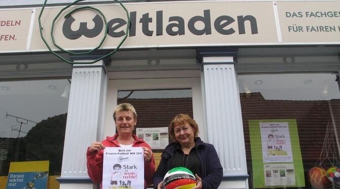 Ulrike Selje und Susanne Weiblen vom Weltladen in Metzingen machen anlässlich der Frauen-Fußball-Weltmeisterschaft auf Missständ