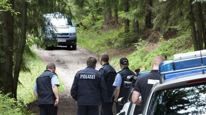 Ermittler in einem Waldstück bei Zella-Mehlis in Thüringen: In der Nähe wurde die Leiche des vermissten siebenjährigen Mädche