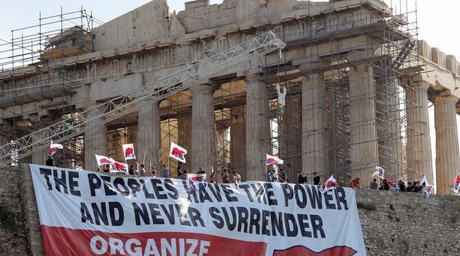 Aus Protest gegen das Sparprogramm enthüllten Mitglieder der kommunistischen Gewerkschaft PAME auf der Akropolis ein Riesentr