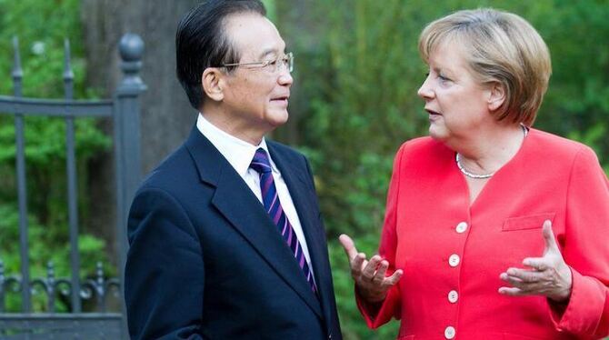 Bundeskanzlerin Angela Merkel begrüßt Chinas Ministerpräsidenten Wen Jiabao.