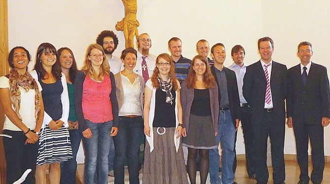 Tübinger Theologiestudenten in der Pankratiuskirche Ohnastetten mit Studienleiter Pfarrer Dr. Clemens Hägele (Zweiter von rechts