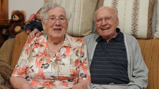 Glücklich und zufrieden: Elsa und Wilhelm Nill feiern heute in Nehren das seltene Fest der Gnadenhochzeit.  GEA-FOTO: JÜRGEN MEY