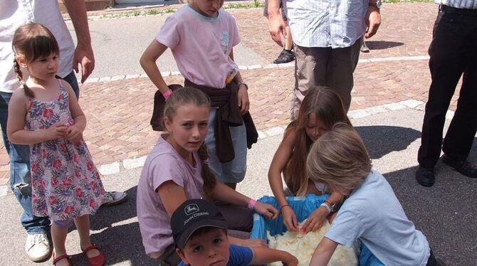 Auf der Schatzsuche: Im Bauschaum konnten die Kinder allerhand faszinierende Gegenstände entdecken.