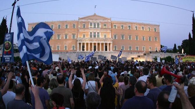 Demonstranten vor dem griechischen Parlamentsgebäude in Athen.