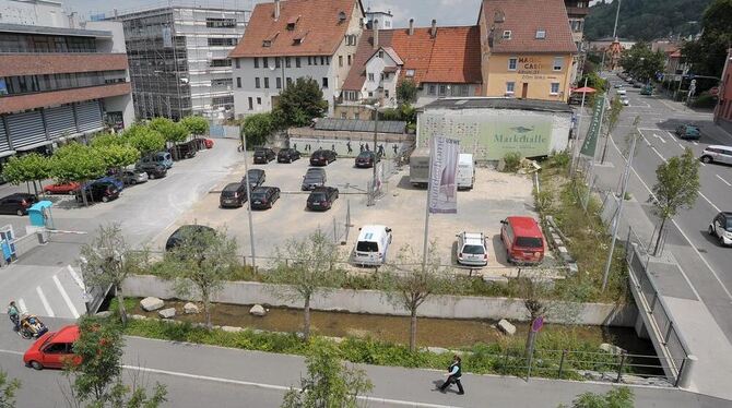 Vom freigelegten Echazkanal bis hoch zur Albstraße (das mittlere Haus wird abgerissen) erstreckt sich künftig das geplante Gebäu