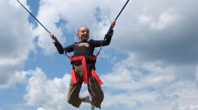 Einfach mal abheben: kein Problem beim Dettinger Sportevent. FOTO: SANDER