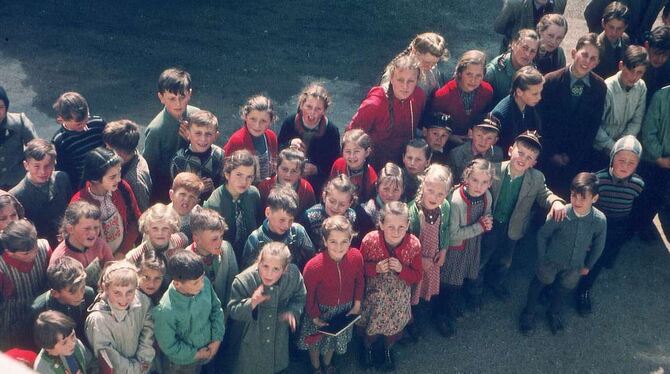 21. Oktober 1961: Die Erpfinger Schüler bei der Einweihung des neuen Gebäudes der Johann-Ludwig-Schneller-Schule. FOTO: PR