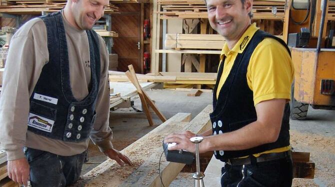 Firmenchef Jürgen Klingenstein (rechts) und Baustellenleiter Florian Horrer messen die Feuchte von Eichenholz. FOTO: HÄUSSLER