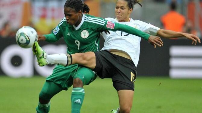 Celia Okoyino da Mbabi (r) kämpft mit der Nigerianerin Desire Oparanozie um den Ball.