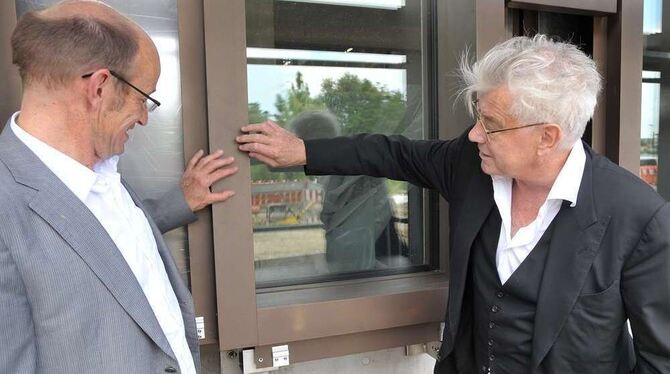 Stadthallen-Architekt Max Dudler (rechts) befühlt mit Klaus Kessler, dem Leiter der städtischen Projektgruppe, die ersten Elemen