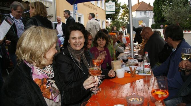 Riesenstimmung im Freien trotz kühlen Temperaturen beim »Südi« (links). Ideengeber der »KneipenKultTour«, Nikolaudis Vassilios, stößt mit Ouzo mit seinen Gästen an. FOTOS: LEIPPERT