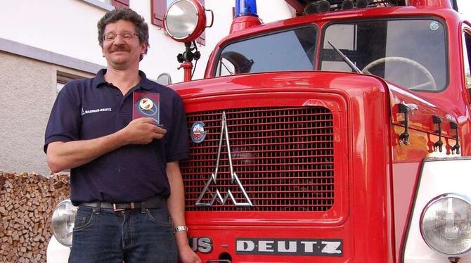 Ist stolz auf seinen Feuerwehr-Oldtimer: der Mägerkinger Werner Lorch.  FOTO: HÄUSSLER