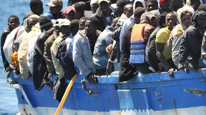 Die Welle der Flüchtlinge aus Afrika reißt nicht ab: Bei einer Flüchtlingstragödie vor der Küste des Sudans sind mindestens 1