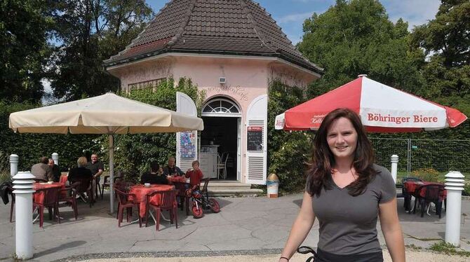 Beklagt den Zustand von Pavillon und Anlage: die Pächterin des Rosengarten-Cafés, Martina Franz. FOTO. NIETHAMMER