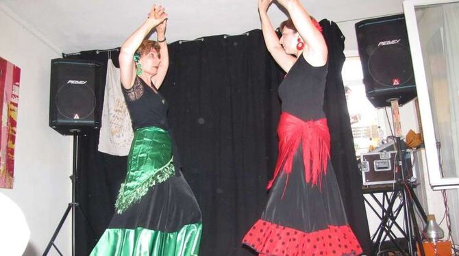 Anita Müller und Christa Fischer tanzen Flamenco-Variationen.  FOTO: MÜLLER