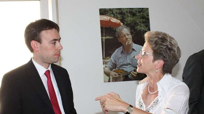 Nils Schmid im Gespräch mit Oberbürgermeisterin Barbara Bosch. Im Hintergrund: ein Wahlplakat von Willy Brandt. FOTO: STRÖHLE