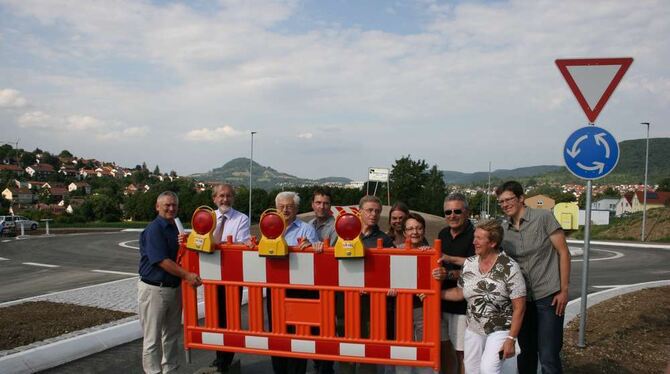 Bürgermeister Rudolf Heß (zweiter von links) und Gemeinderäte geben am neuen Kreisverkehr die Fahrt frei. GEA-FOTO: HAILFINGER