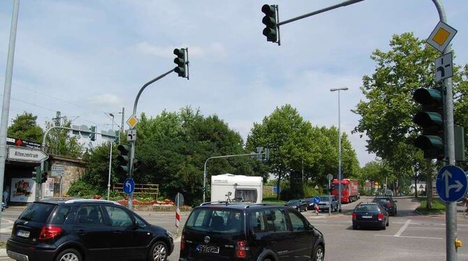 An der Auchtertkreuzung ballen sich verschiedene Fahrzeugströme, darunter der B-312-Umleitungsverkehr. FOTO: PFISTERER