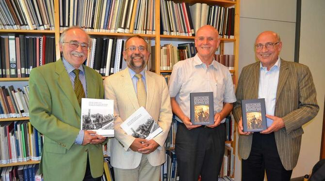 »Doppelte« Buchpräsentation im Stadtarchiv mit (von links): »Hausherr« Dr. Heinz Alfred Gemeinhardt, Dr. Volker Trugenberger vom