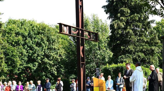 Krippe, Krone, Engel, Grab, Alpha und Omega sind in das Kreuz eingearbeitet. FOTO: KOZJEK