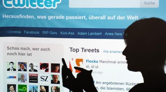 Chefs müssen sich darauf einstellen, dass ihre Mitarbeiter immer öfter auf Facebook und Twitter öffentlich Meinungen verbreit