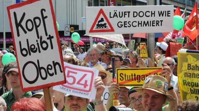 Die Gegner des Bahnprojekts Stuttgart 21 demonstrieren vor dem Hauptbahnhof in Stuttgart. 