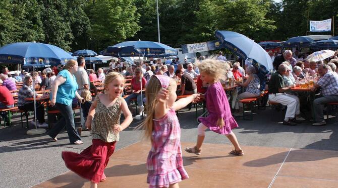 Spontan und ausgelassen tanzten Kinder beim Dorffest auf der Bühne zu Schlagern und Evergreens.