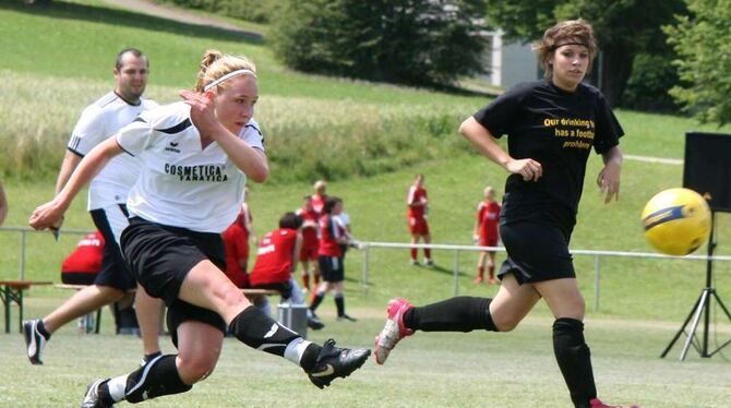 Zwölf Frauenteams zeigten in Gomadingen ihr fußballerisches Geschick. FOTO: LEIPPERT