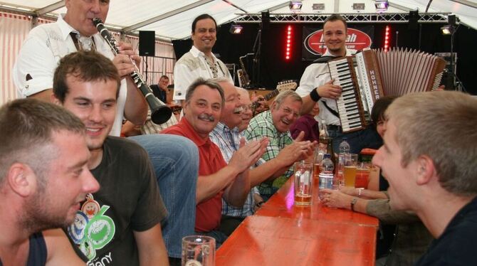 Für gute Stimmung beim Undinger Kirchbergfest sorgte die Band »Hautnah«. Foto:Leippert