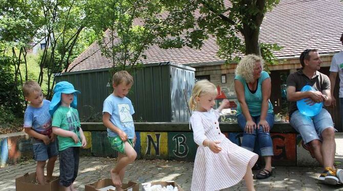 Geschicklichkeit in der Spielstraße beweisen: Das Altenburger Dorffest war einmal mehr ein Riesen-Spaß. FOTO: STRÖHLE