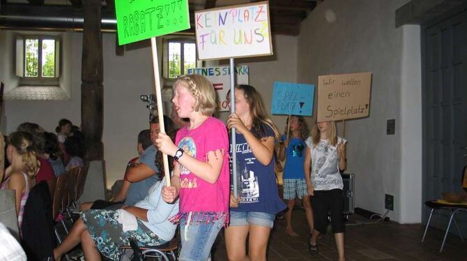 Protest - aber mit versöhnlichem Schluss - wenigstens im Musical der Lichtensteiner Goldkehlchen und Münsinger Gymnasiasten. FOT