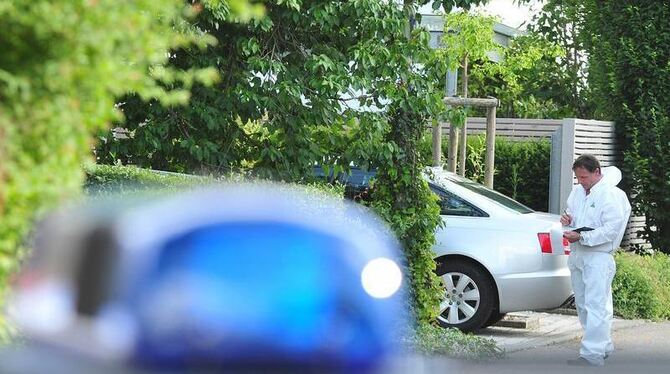 Kriminalbeamte in Heidenheim-Schnaitheim sichern Spuren am Auto von Thomas Bögerl.