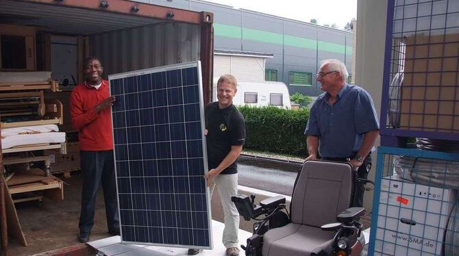 Pfarrer Dr. Achille Mutombo, Uli Ruoff und Siegfried Flamm beladen zwei Container mit Solaranlagen und anderen Hilfsgütern für A