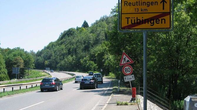 Im Moment schon wegen Bauarbeiten ausgebremst: Künftig muss man nachts in Richtung Reutlingen langsamer fahren. FOTO: AL