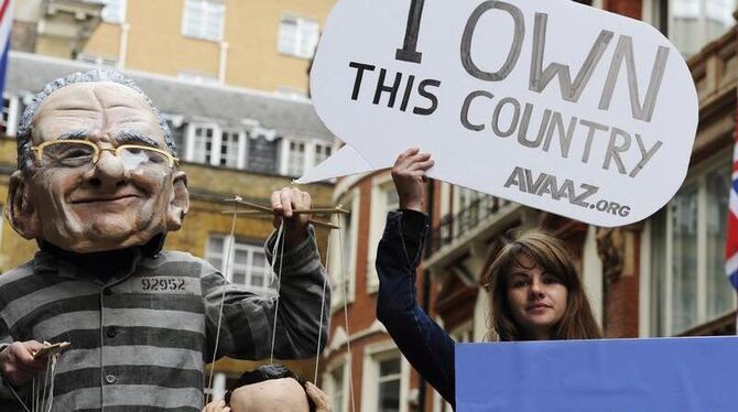 Vor dem Haus, in dem Rupert Murdoch in London lebt, protestieren aufgebrachte Bürger.