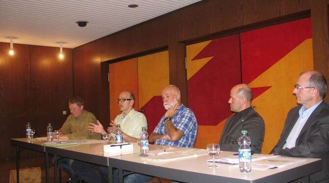 Olaf Ogrzewalla, Hans Jürgen Stede, Friedemann Salzer, Berthold Frieß und Manfred Nothacker (von links). FOTO: FÜSSEL